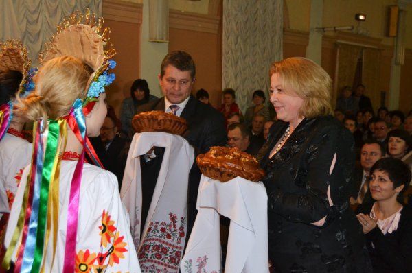 Дівчата в національних костюмах вручили ректору університету та гостям свята щедрі, запашні короваї